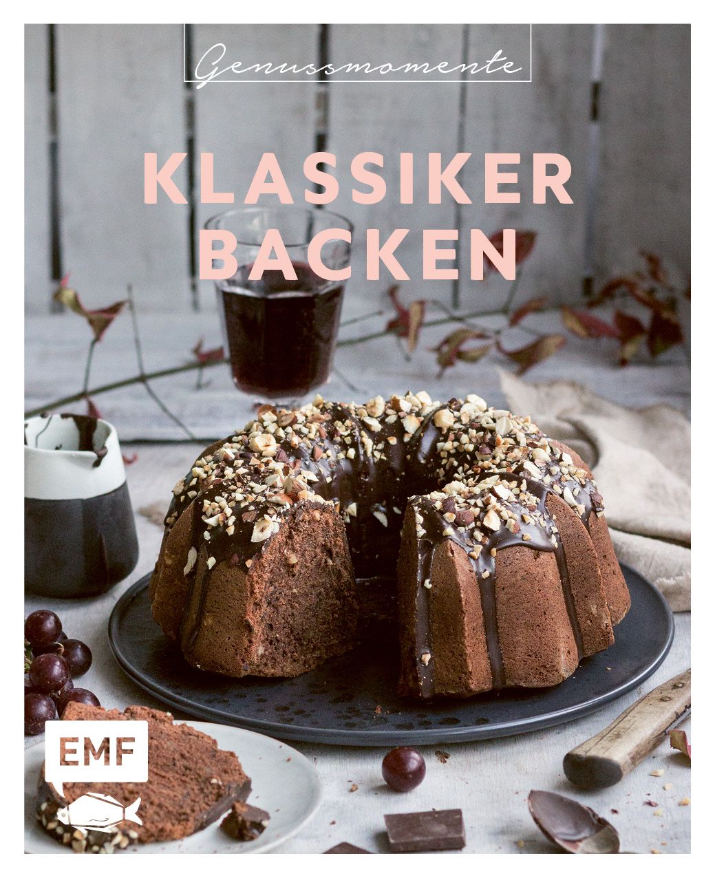 Gekuchen mit Schokoladenglasur und Nüssen. Aufschrift: Klassiker Backen. EMF-Logo.