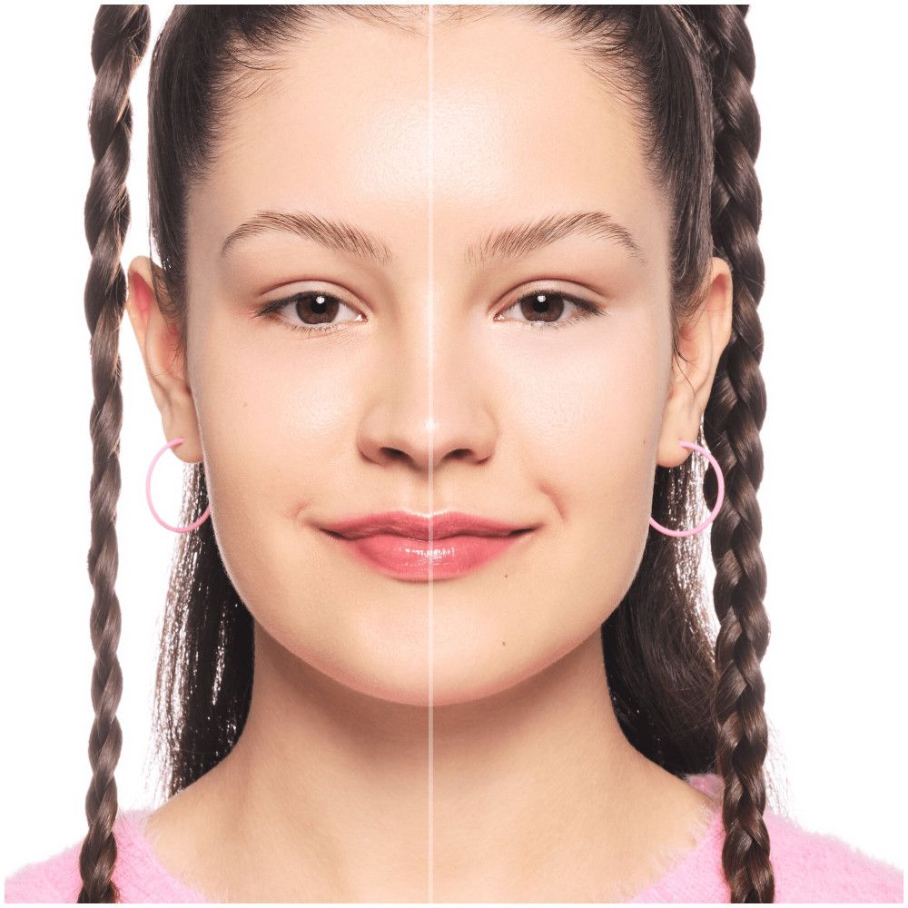 Gesicht einer jungen Frau, links ungeschminkt, rechts geschminkt. Rosa Ohrringe, Zöpfe.