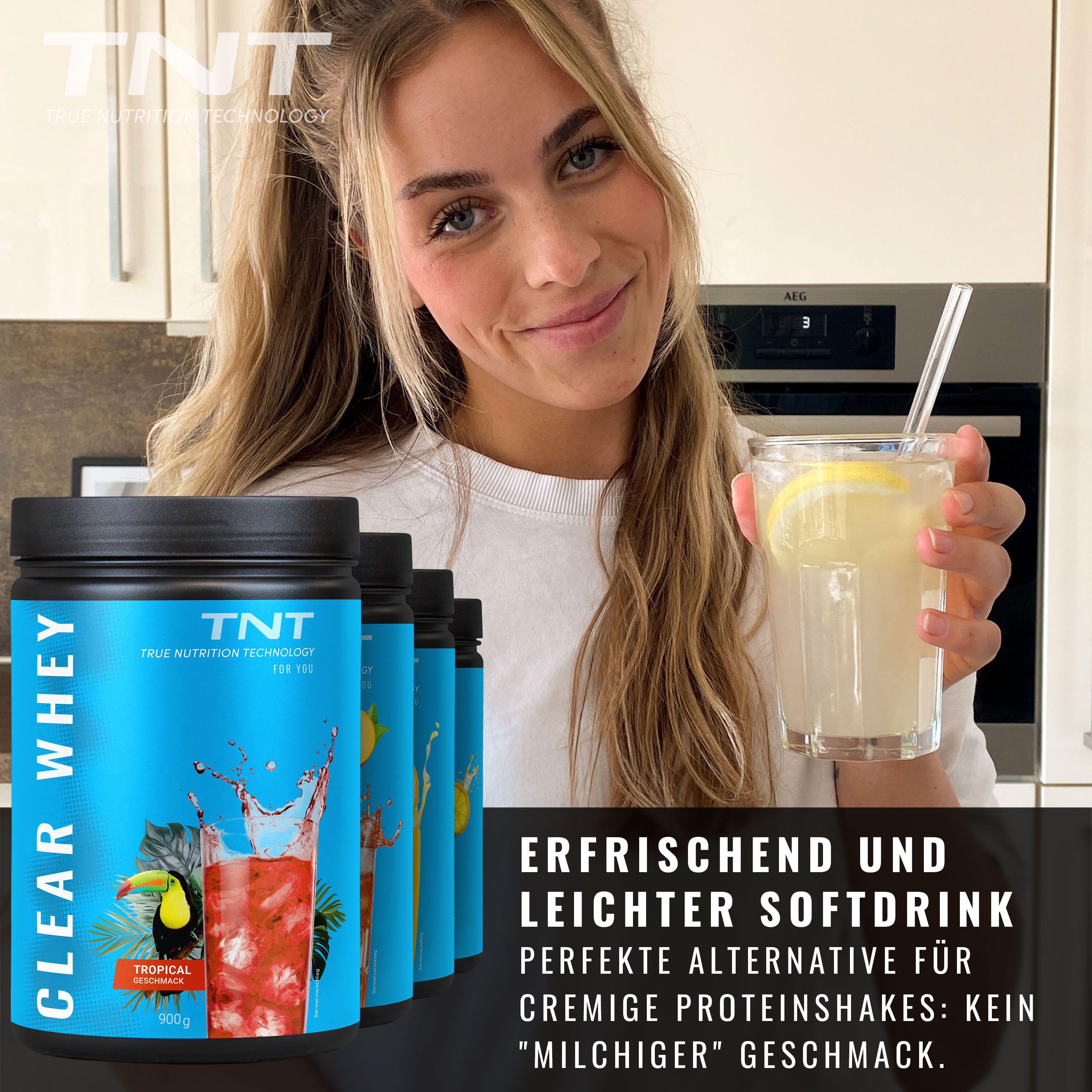 Frau hält Glas mit TNT CLEAR WHEY. Mehrere Dosen im Hintergrund. Text: Erfrischender Softdrink, keine cremige Textur.