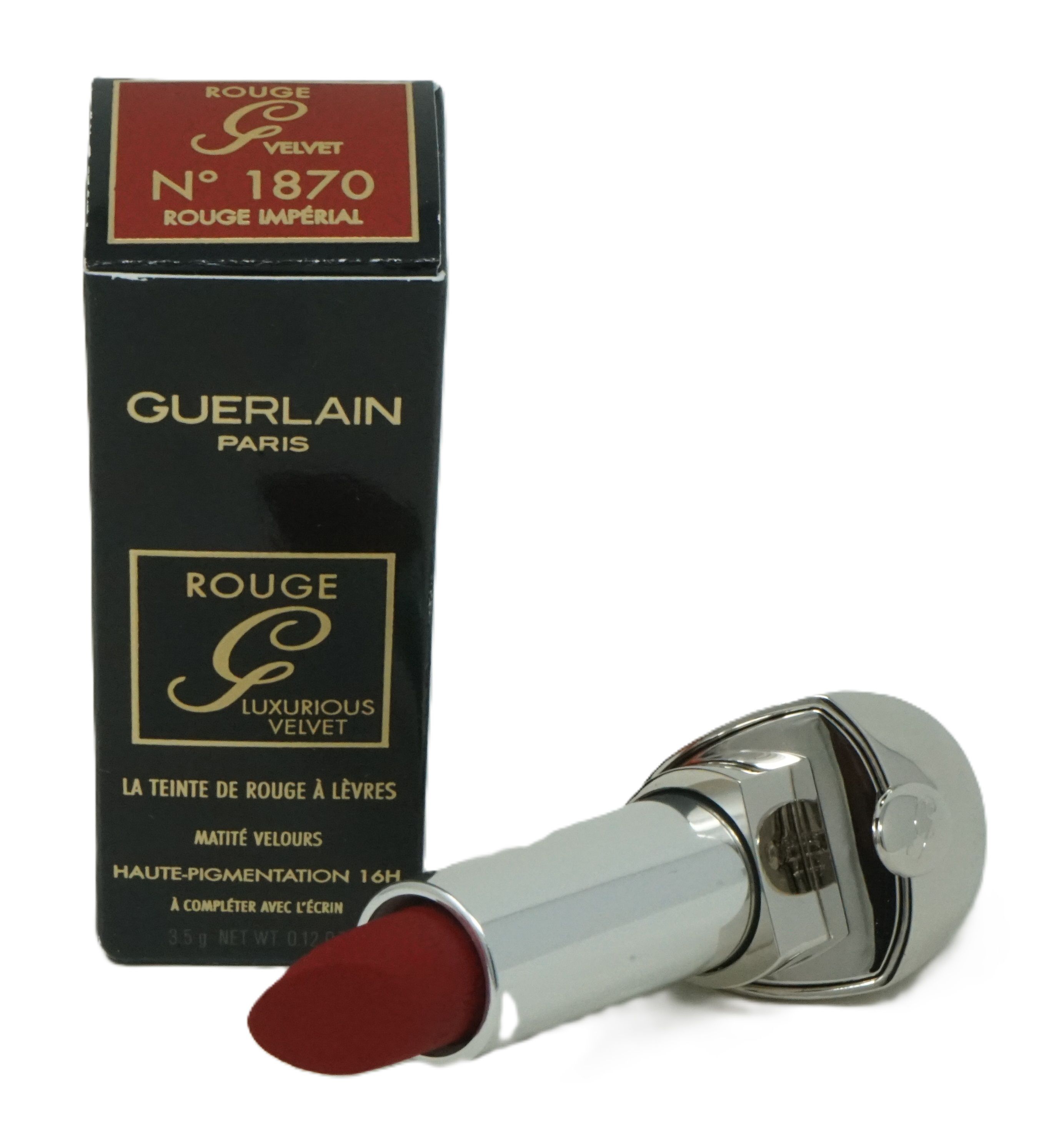 Roter Lippenstift neben schwarzer Verpackung. Auf der Verpackung steht Guerlain Paris.