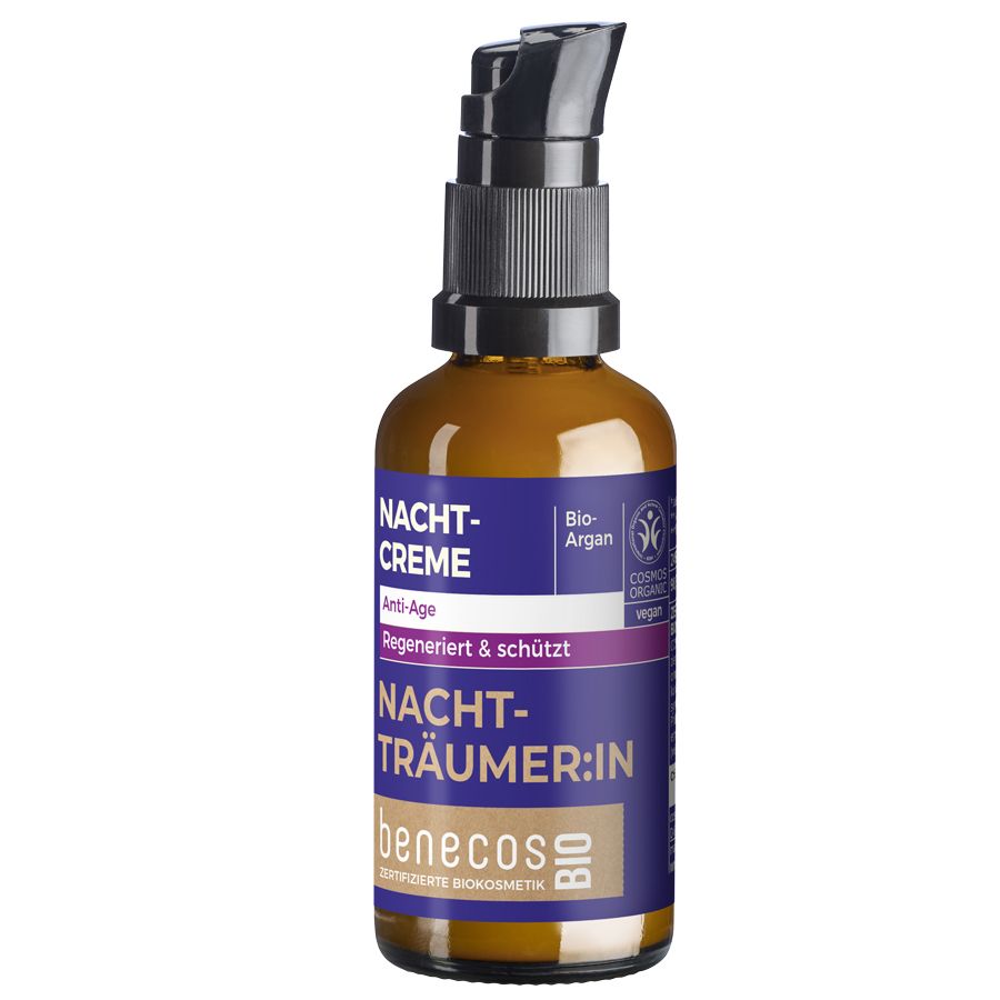 Braune Glasflasche mit schwarzem Pumpkopf. Aufschrift: Nachtcreme, Bio-Argan, regeneriert & schützt, Nachtträumer:in. Benecos-Logo.