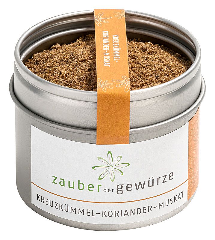 Metallbehälter mit Gewürzmischung. Orangefarbenes Etikett mit Produktnamen. Weißes Etikett mit Logo und Produktbezeichnung. Offene Dose mit Inhalt.