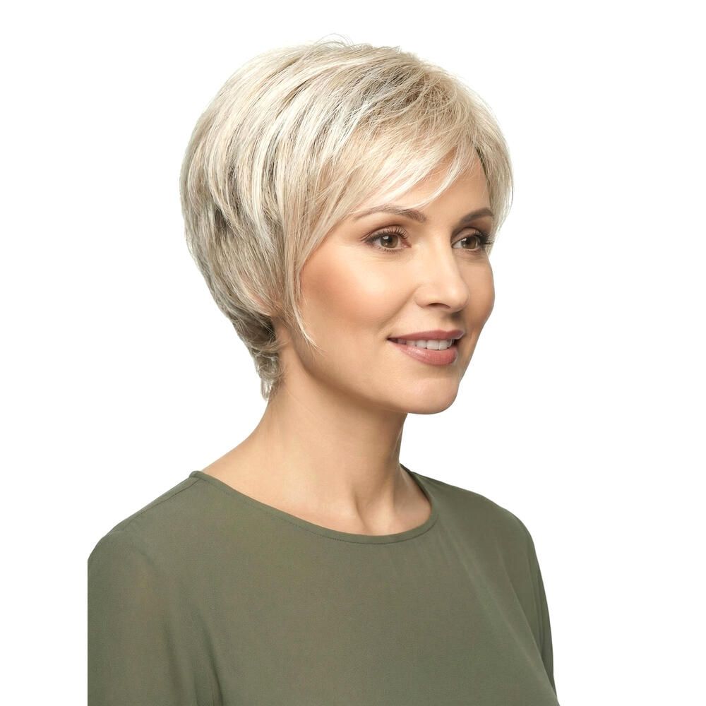 Kurzhaarperücke mit blonden Strähnen. Die Frau trägt ein grünes Oberteil. Seitenansicht.