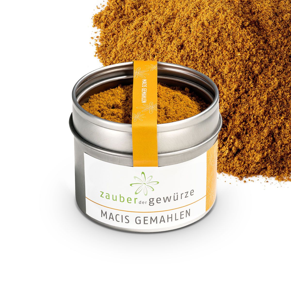 Geöffnete Dose mit Macis gemahlen. Orangefarbenes Etikett mit Produktnamen. Daneben ein Haufen Macis. Silberne Dose mit weißem Etikett.