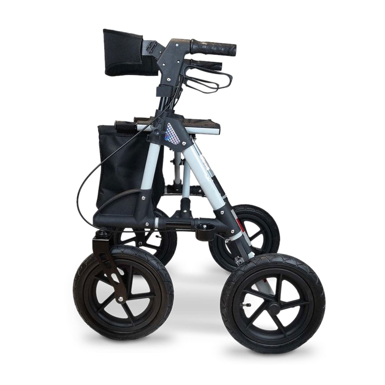 Rollator mit vier Rädern, schwarzem Sitz, Korb und Rückenlehne. Silberfarbene Rahmen und schwarze Räder.