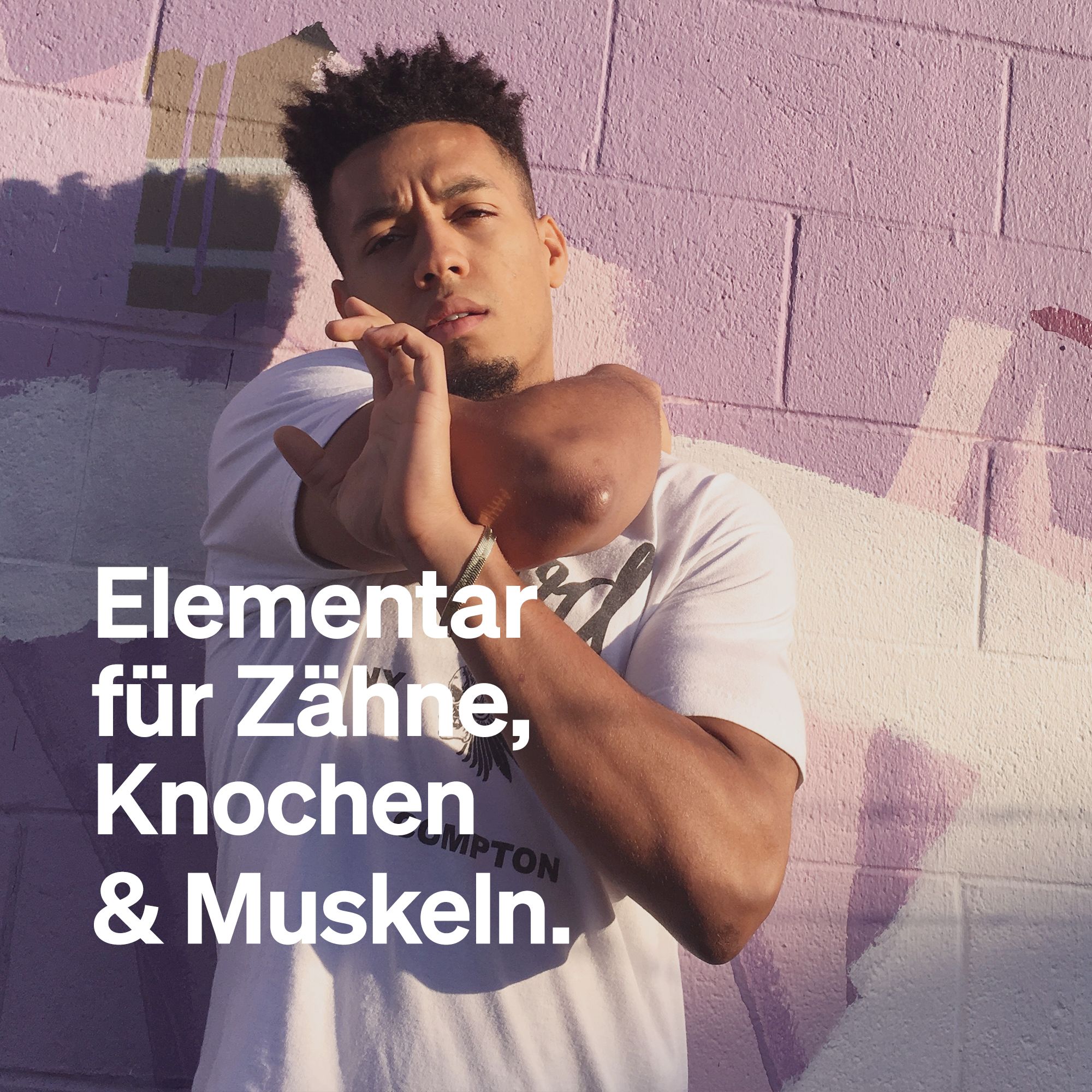Mann vor Wand. Text: Elementar für Zähne, Knochen & Muskeln.
