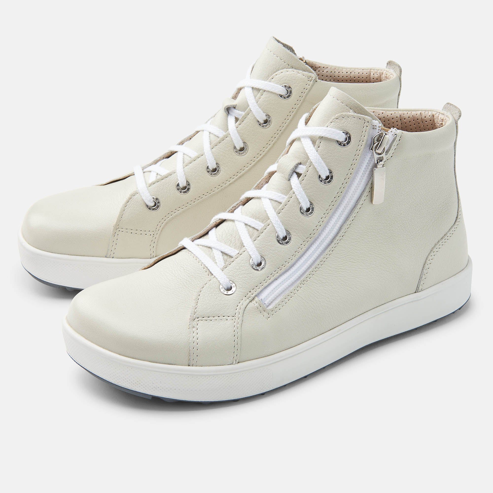 Hellbeige Stiefeletten mit Schnürsenkeln und Reißverschluss. Weiße Sohle. Zwei Schuhe nebeneinander.