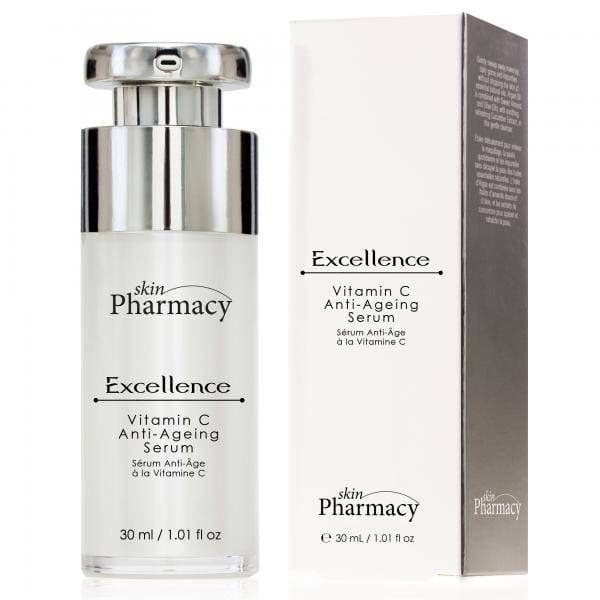 Eine Flasche und eine Schachtel. Auf der Flasche steht "skinPharmacy Excellence Vitamin C Anti-Ageing Serum". Die Schachtel hat ähnliche Informationen.