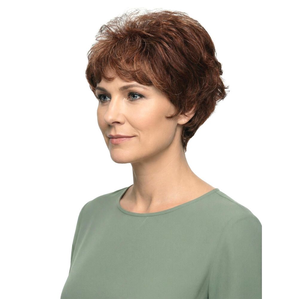 Kurzhaarperücke in Rotbraun. Die Frau trägt ein grünes Oberteil. Seitenansicht.