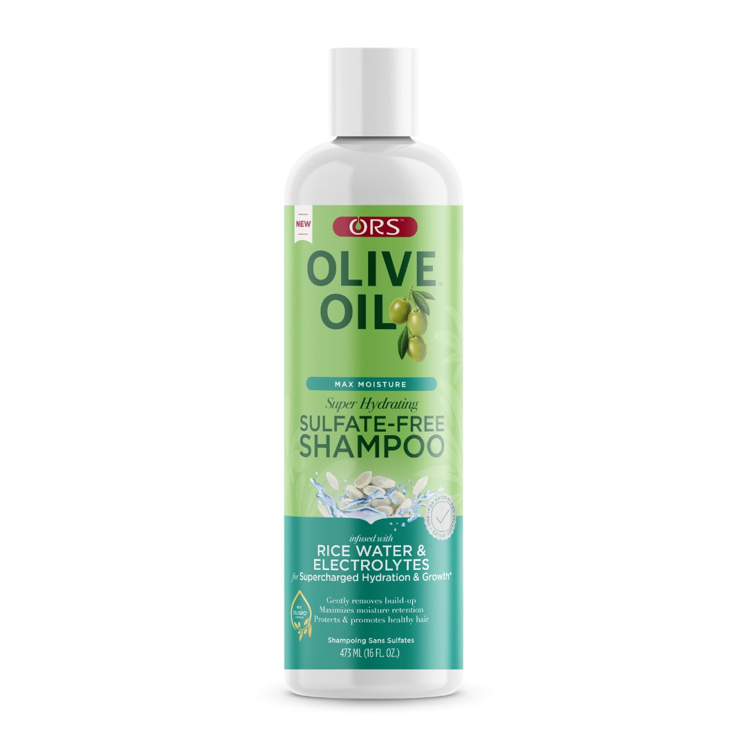 Eine Flasche Shampoo mit weißem Deckel. Aufschrift: ORS OLIVE OIL, SULFATE-FREE SHAMPOO, RICE WATER & ELECTROLYTES.
