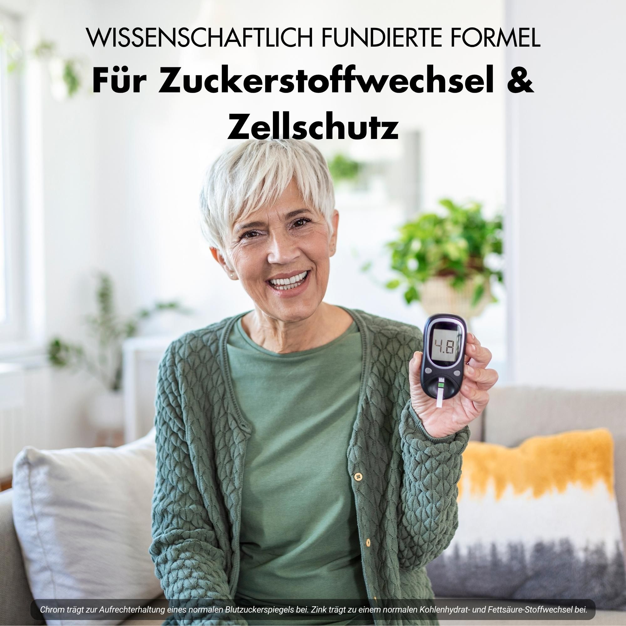 Ältere Frau hält ein Blutzuckermessgerät. Sie lächelt. Hintergrund: Sofa und Kissen. Text: Für Zuckerstoffwechsel & Zellschutz.