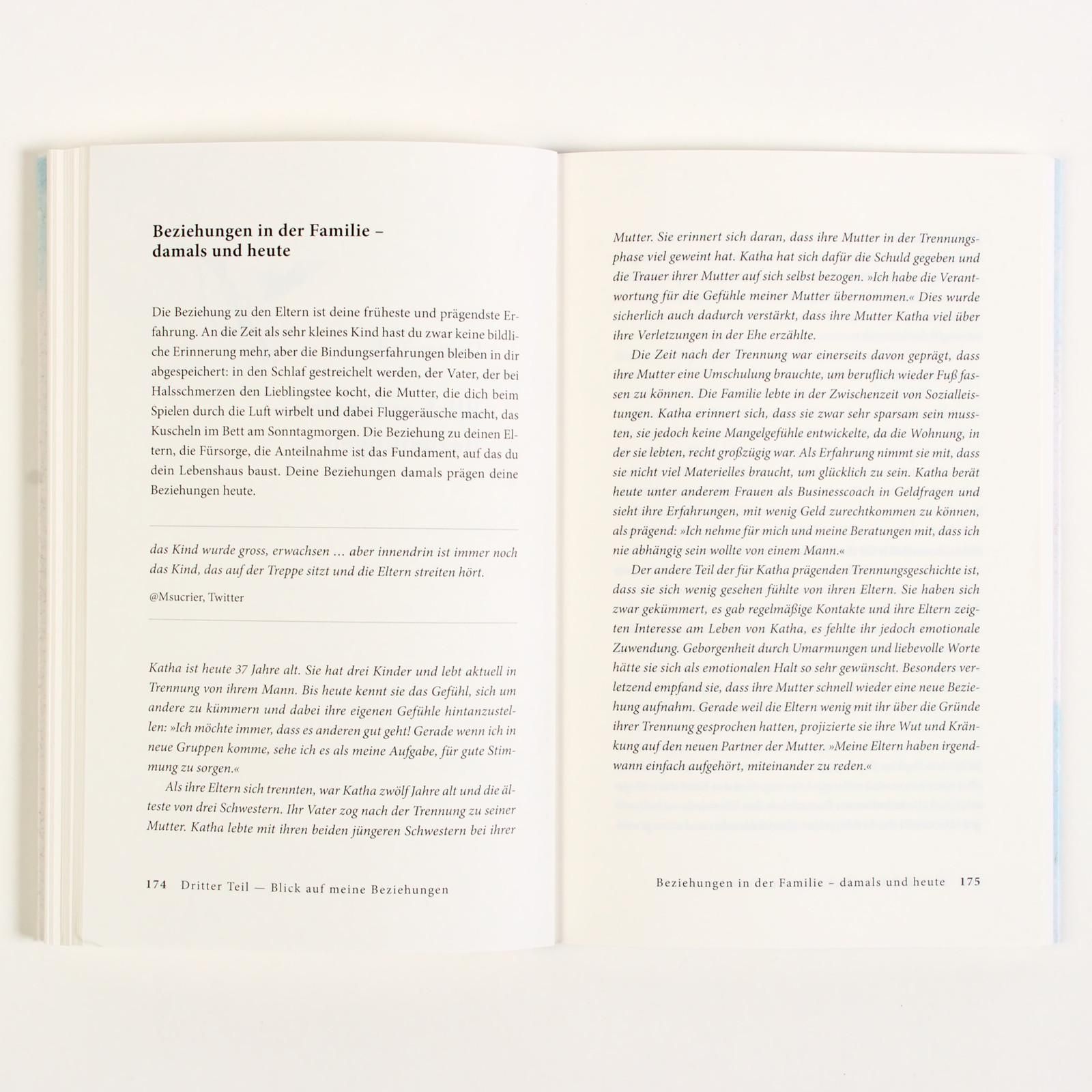 Buch Doppelseite. Textabschnitte mit Überschrift "Beziehungen in der Familie - damals und heute".