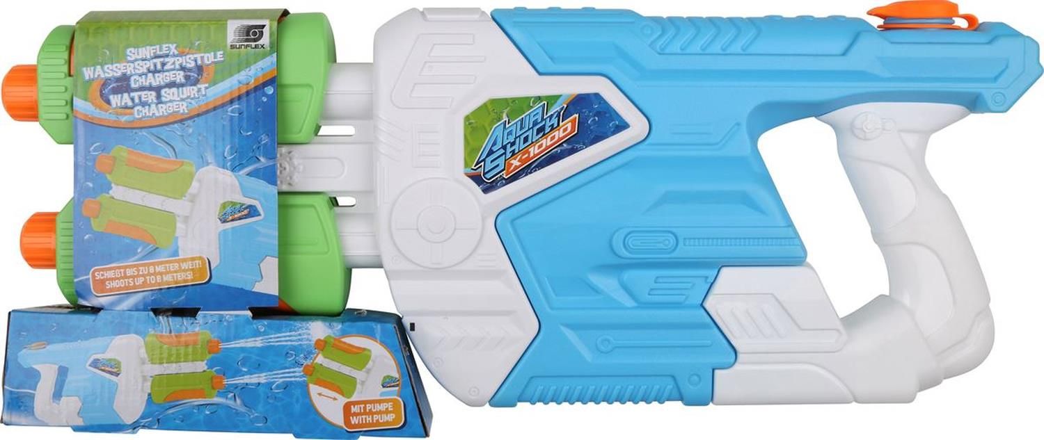 Wasserspritzpistole in Verpackung. Blau-weiß mit grünen und orangen Elementen. Die Verpackung zeigt das Produkt und den Namen "Aqua Shock X-treme".