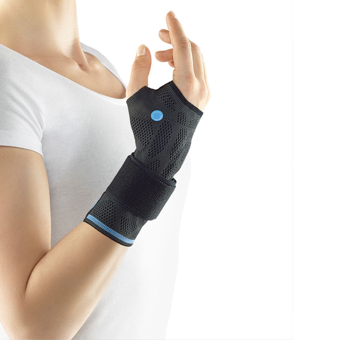 Handgelenkbandage, schwarz mit blauen Akzenten, am Handgelenk einer Person getragen. Mesh-Gewebe, Klettverschluss.