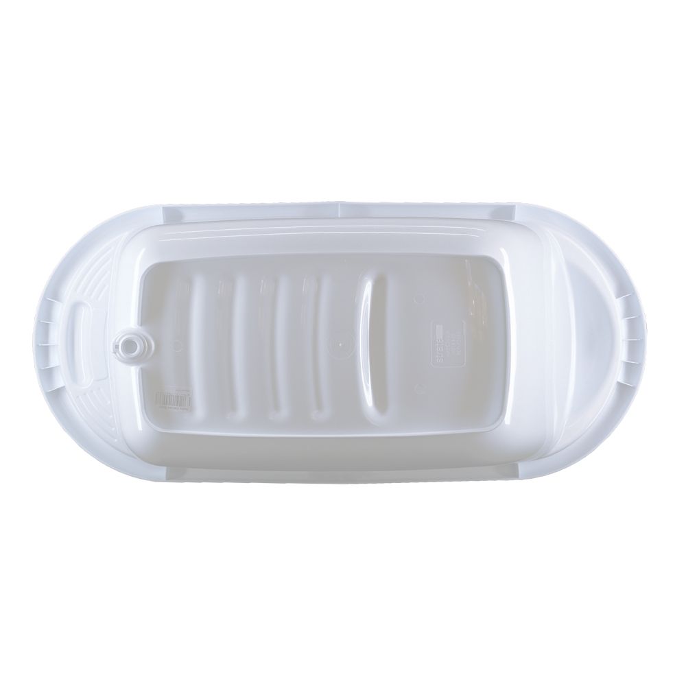 Weiße Babybadewanne, Draufsicht. Ovale Form mit geriffelter Oberfläche. Ablauföffnung sichtbar.