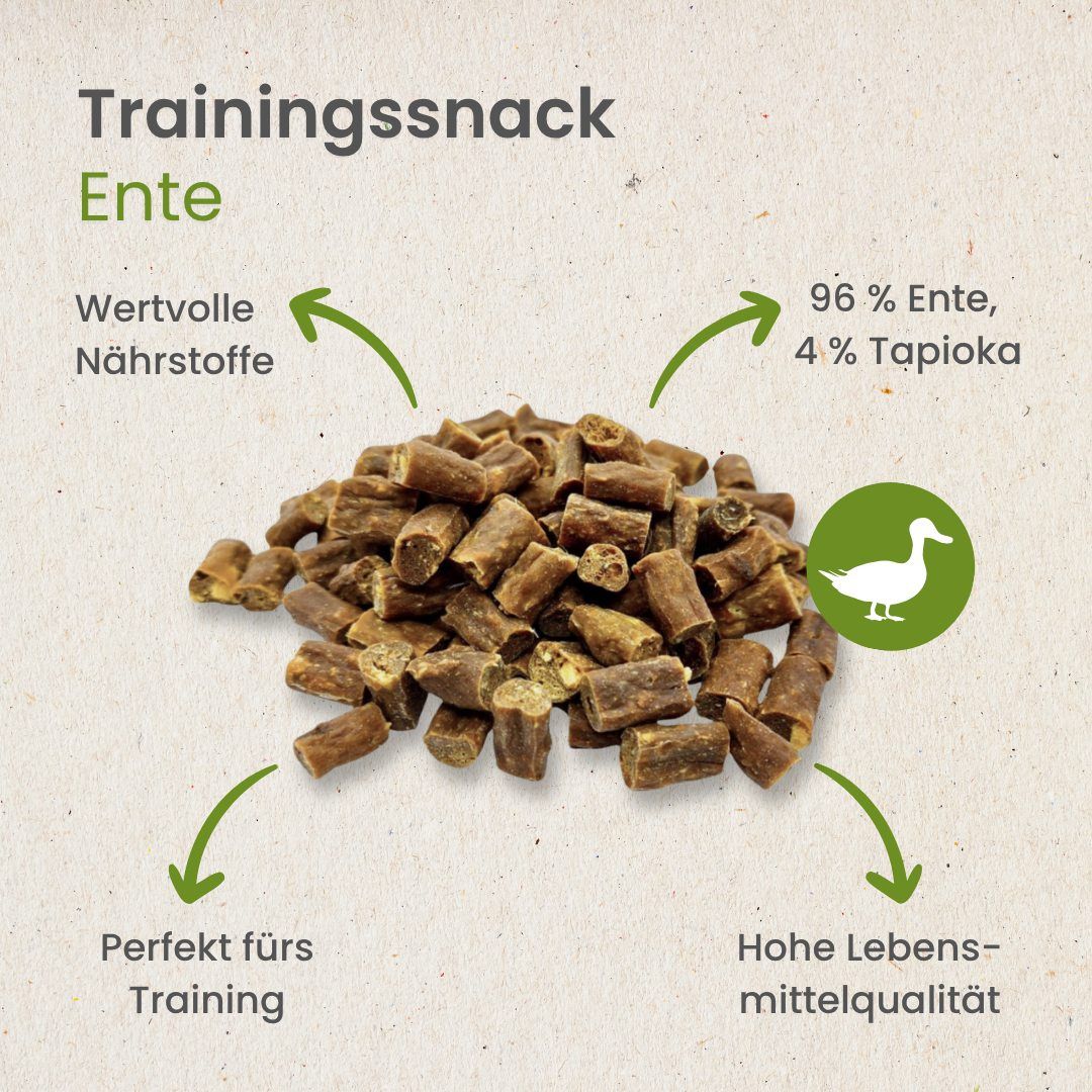 Haufen von kleinen, braunen Trainingssnacks für Hunde mit der Aufschrift 'Training Snack Ente'.