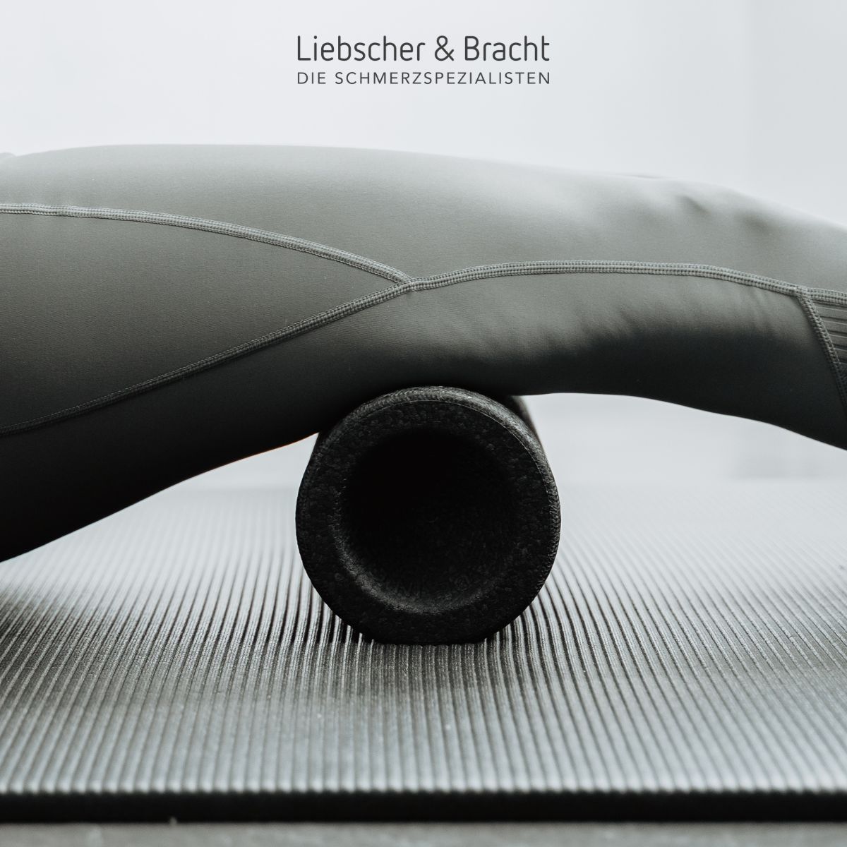 Faszienrolle auf einer Sportmatte, Detailaufnahme des Produkts.