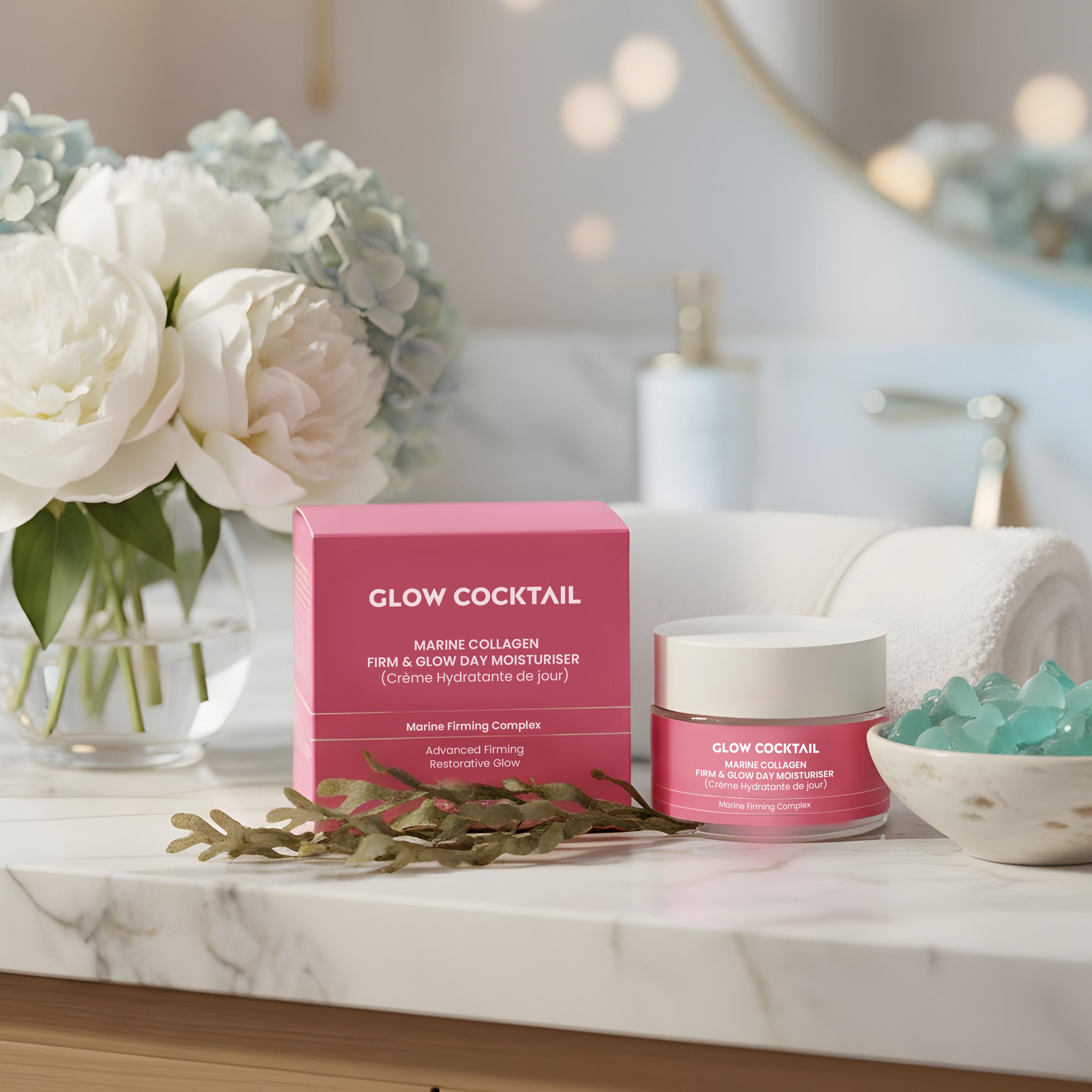 Rosa Produktverpackung und Creme-Dose auf einer Marmoroberfläche. Aufschrift: Glow Cocktail, Marine Collagen, Firm & Glow Day Moisturiser.