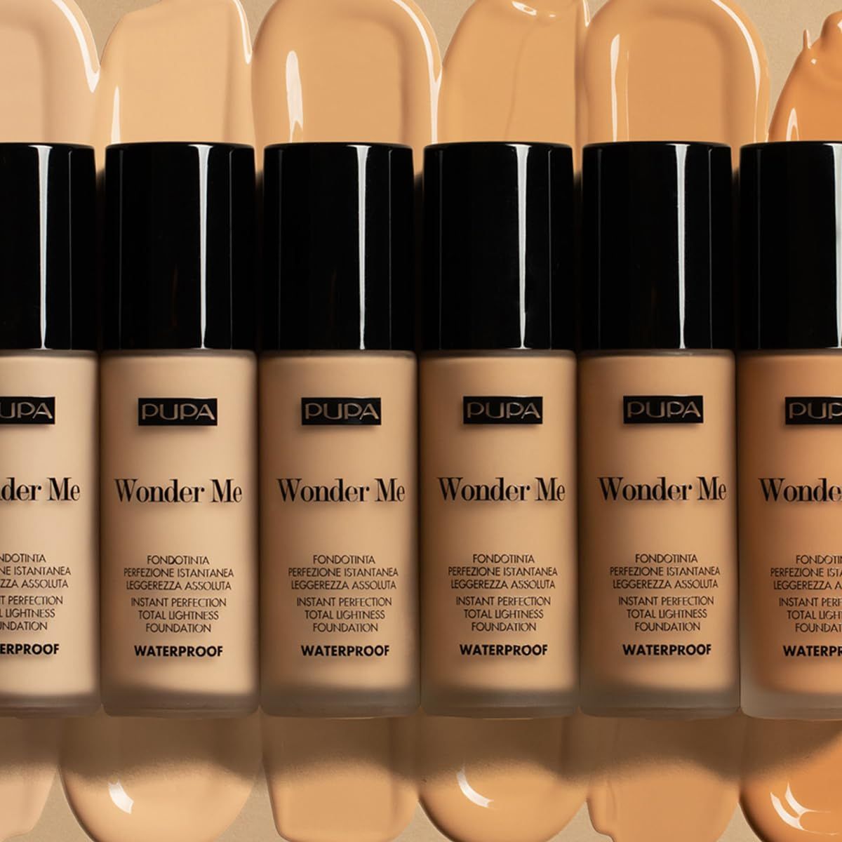 Sechs Pupa Wonder Me Foundation Flaschen mit Foundation-Swatches.