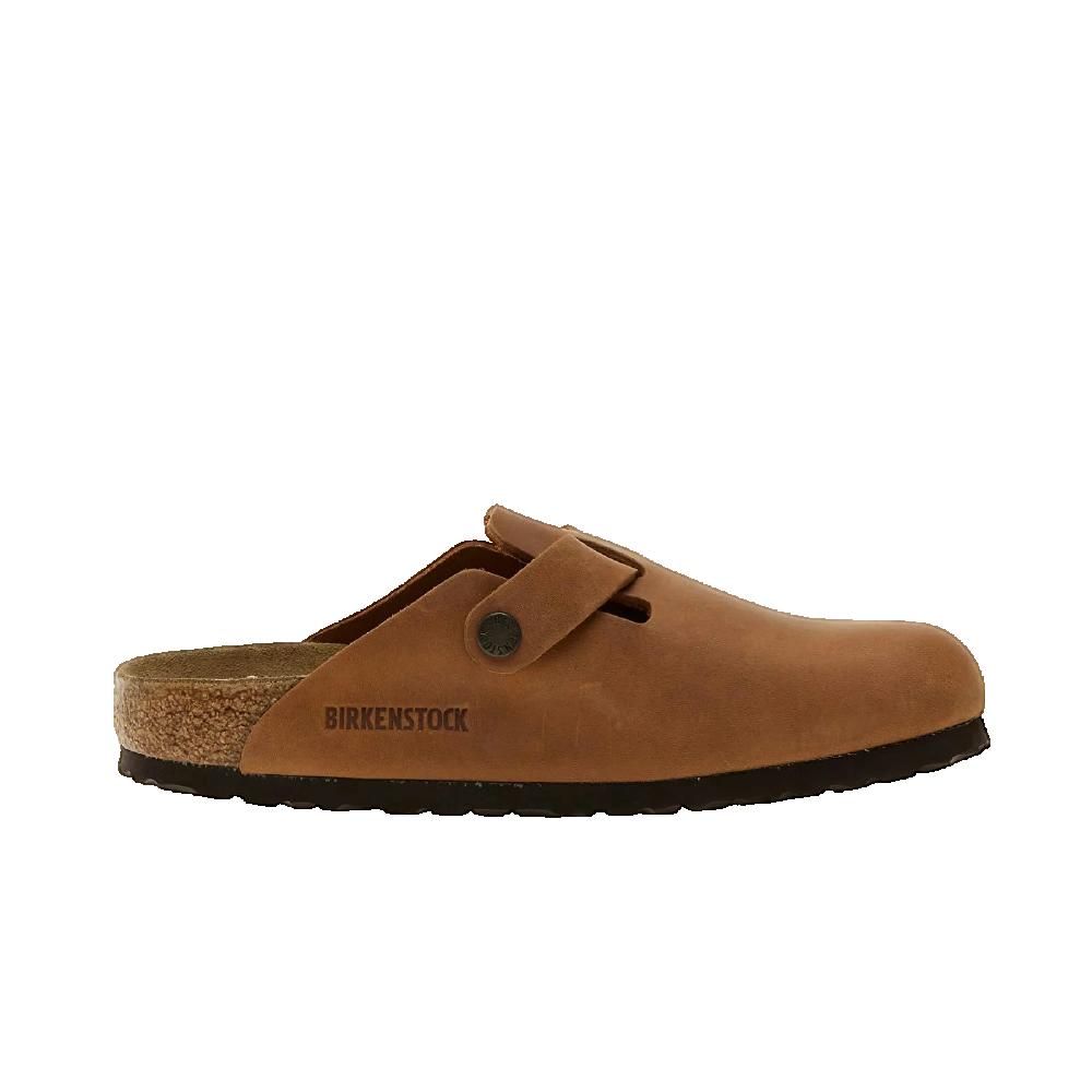 Zoccoli Birkenstock Boston. Pelle marrone, stampata lateralmente. Plantare in sughero, suola nera.
