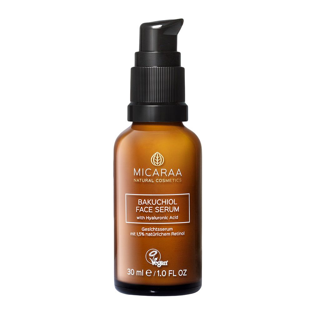Braune Glasflasche mit schwarzem Pumpkopf. Etikett mit Produktnamen und Inhaltsangaben. Vegan-Siegel.