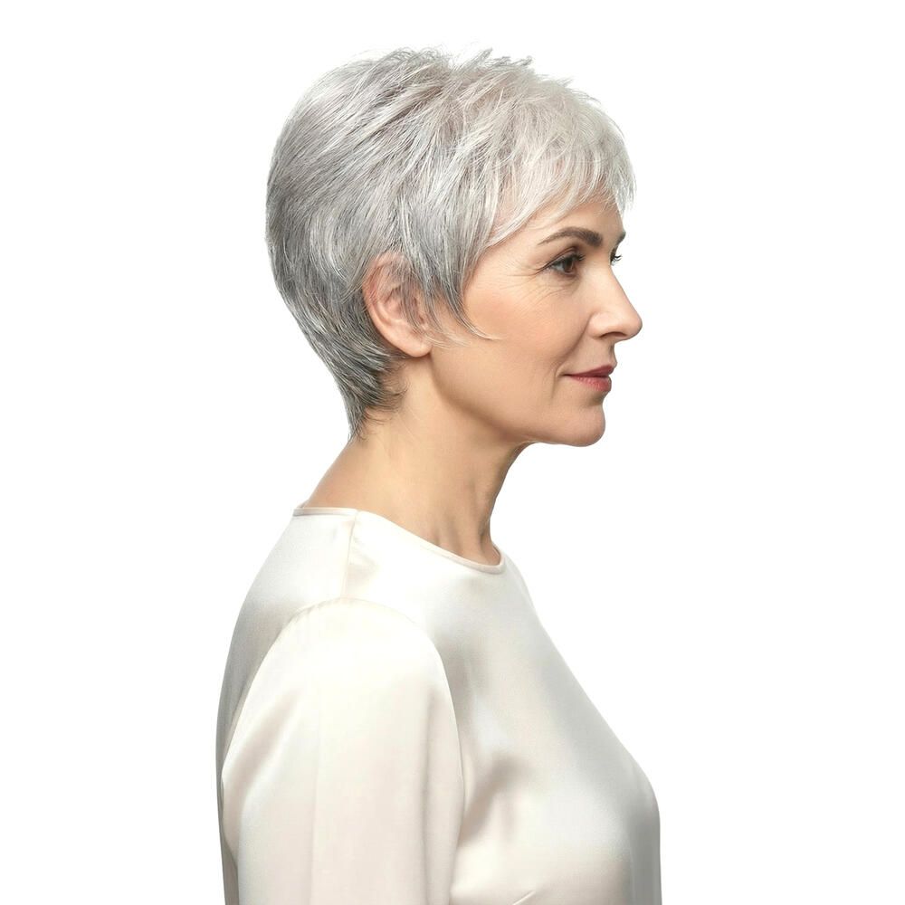 Graue Kurzhaarperücke, Seitenansicht einer Frau. Helles Oberteil, weißer Hintergrund.