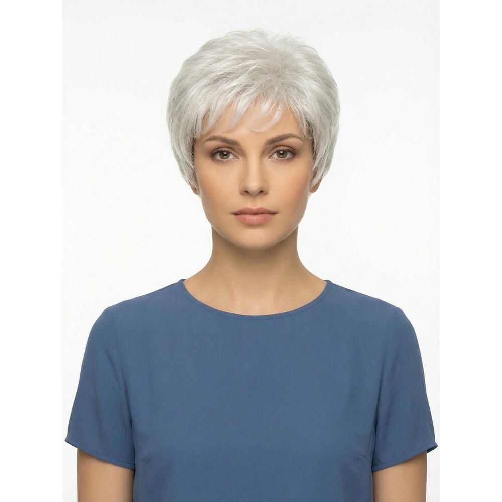 Kurzhaarperücke, graues Haar, Pony. Frau mit blauem Oberteil, Frontansicht.