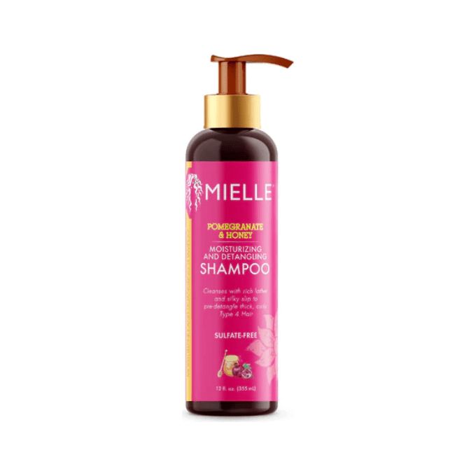 Braune Shampoo-Flasche mit Pumpe. Aufschrift: Mielle, Granatapfel & Honig, feuchtigkeitsspendendes und entwirrendes Shampoo.