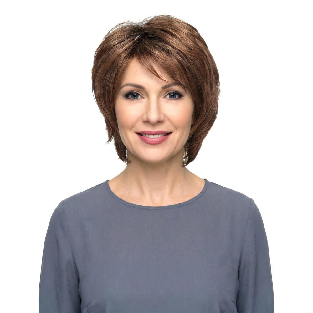 Kurzhaarperücke in Braun. Frontalansicht einer Frau mit Perücke. Die Perücke hat einen Pony und ist gestuft geschnitten.