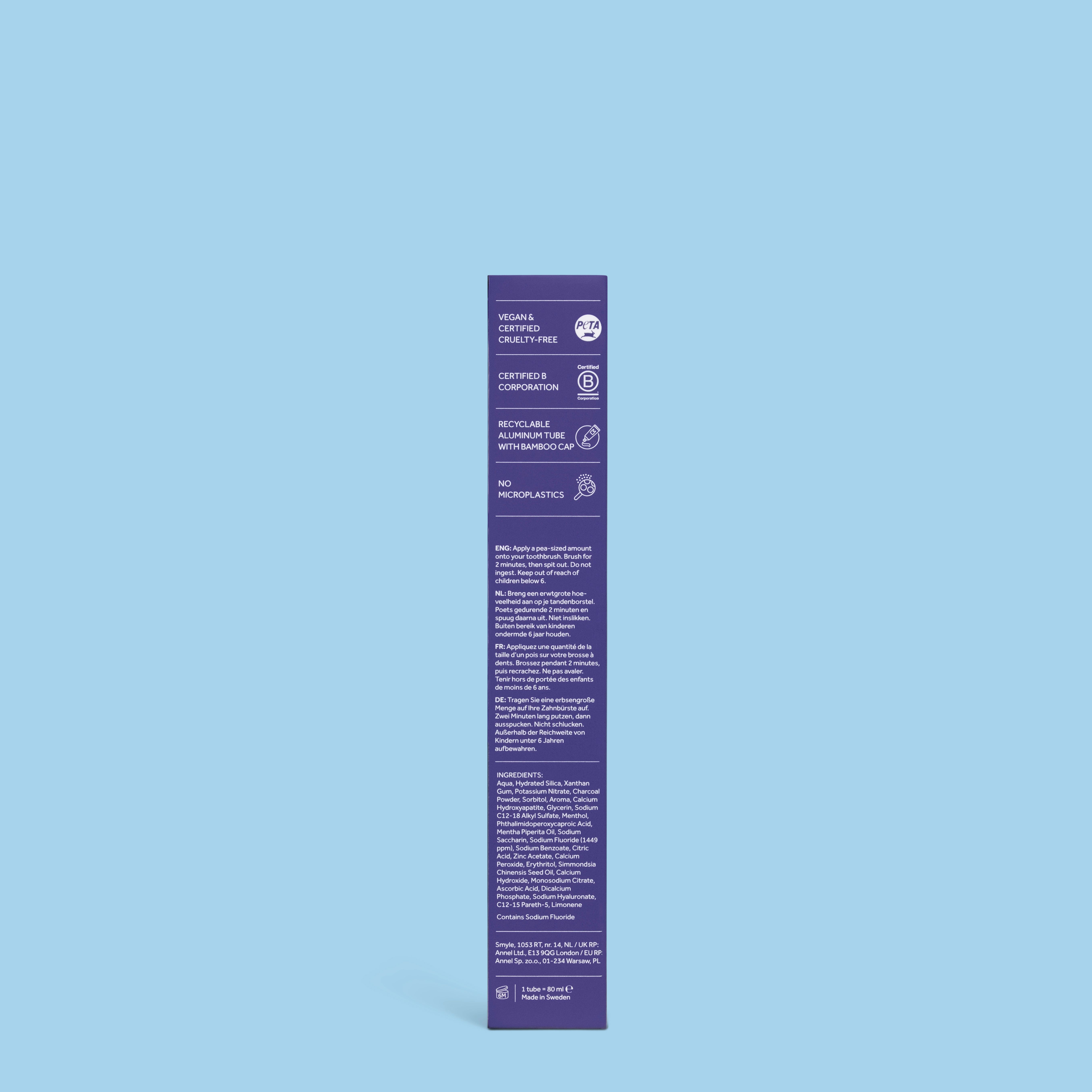 Lila Verpackung mit Text. Aufschrift: Vegan, Recycelbar, Ohne Mikroplastik. Zertifizierungen und Inhaltsangaben.