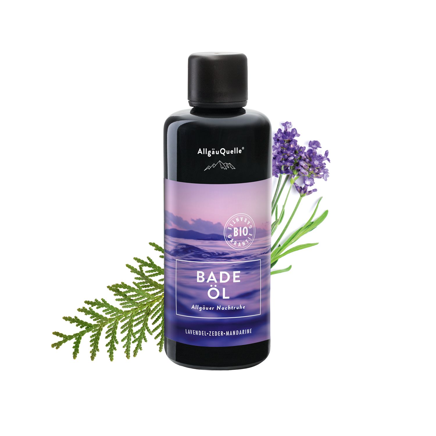 Schwarze Flasche mit Etikett. "AllgäuQuelle" und "Bade Öl" Schriftzug. Lavendel- und Zedern-Mandarine-Duft. Bio-Siegel.