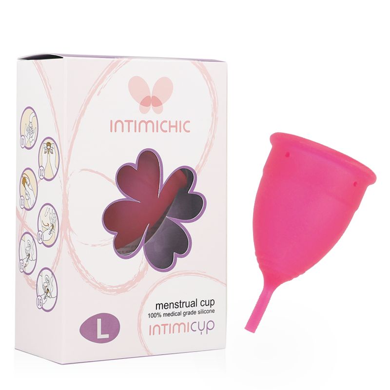 Pinkfarbene Menstruationstasse neben Verpackung. Verpackung mit Logo Intimichic, Menstruationstasse, Größe L.
