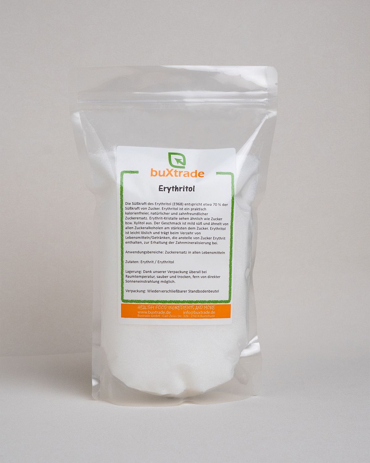 Transparente Verpackung mit buXtrade Erythritol. Weißes Pulver im Inneren. Etikett mit Produktinformationen.