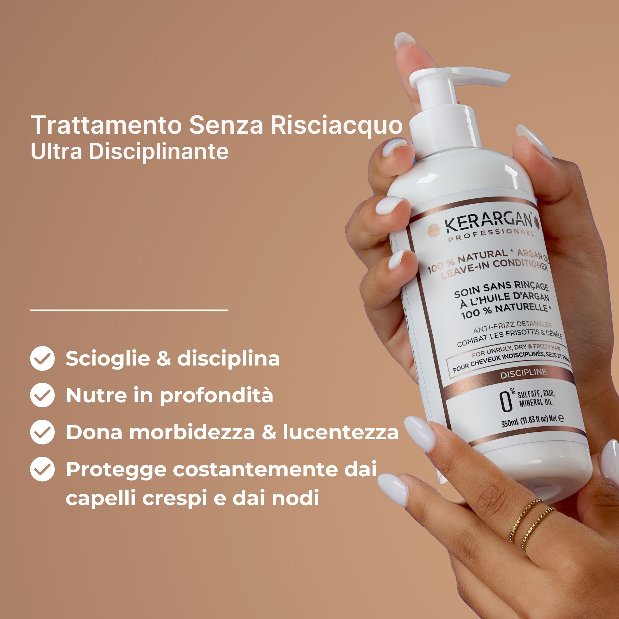 Mano che tiene un flacone bianco con dosatore. Scritta: Kerargan, leave-in conditioner, 100% naturale. Testo: Scioglie & disciplina.