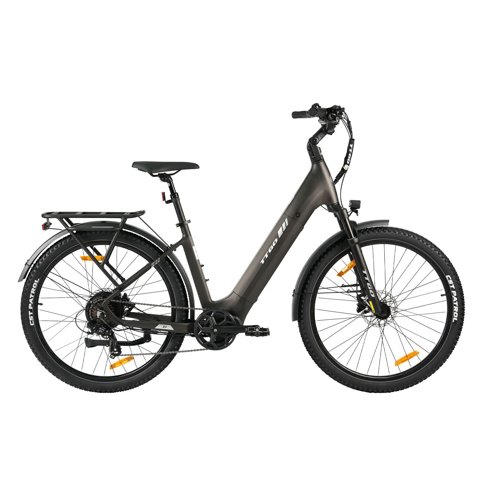 Dunkelgraues Elektrofahrrad mit Schutzblechen, Gepäckträger und hydraulischen Scheibenbremsen. Reifen mit CST PATROL Schriftzug.