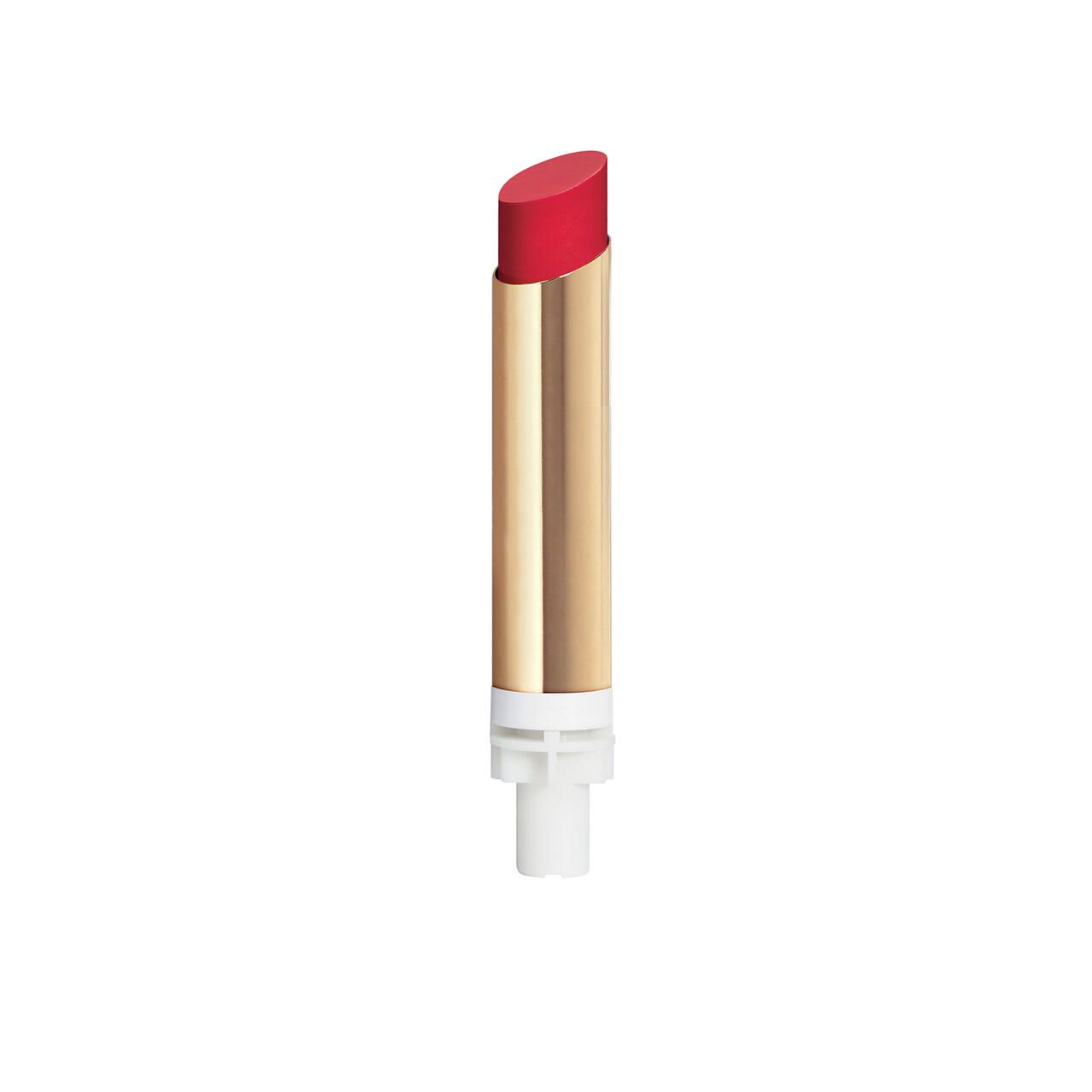 Lippenstift-Nachfüllung mit roter Spitze und goldfarbener Hülse. Weißer Sockel. Schräg angeschnitten.