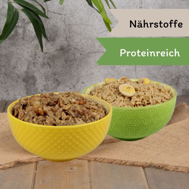 Zwei Schalen mit Katzenfutter. Beschriftung: Nährstoffe, proteinreich. Verschiedene Texturen und Farben.