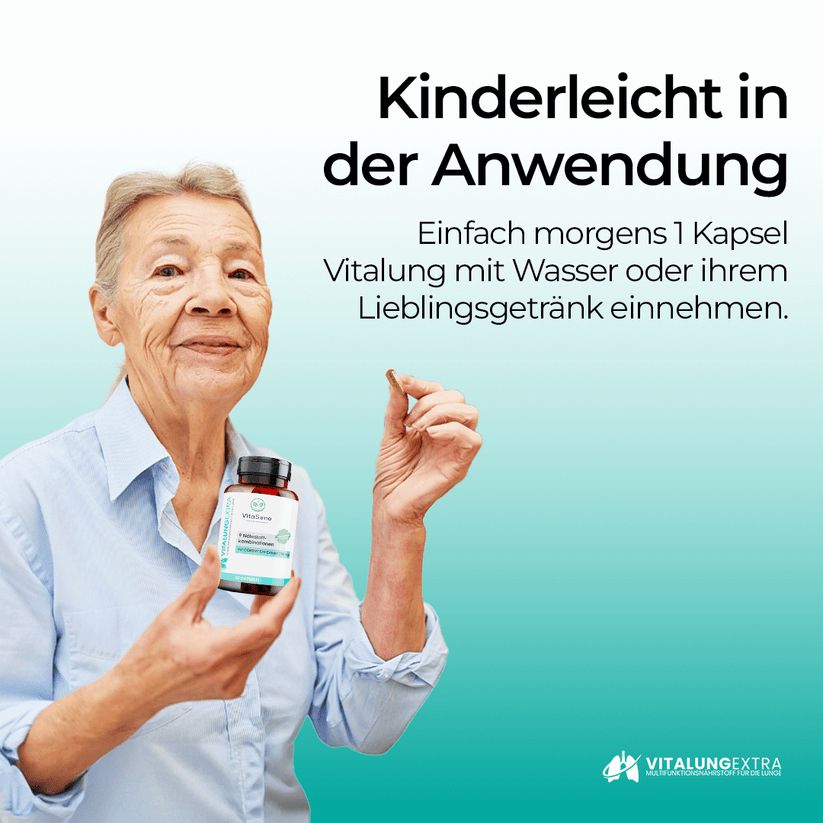 Ältere Frau hält eine Kapsel und eine Flasche VitaSeno. Text: Einfach morgens 1 Kapsel Vitalung mit Wasser oder Ihrem Lieblingsgetränk einnehmen.