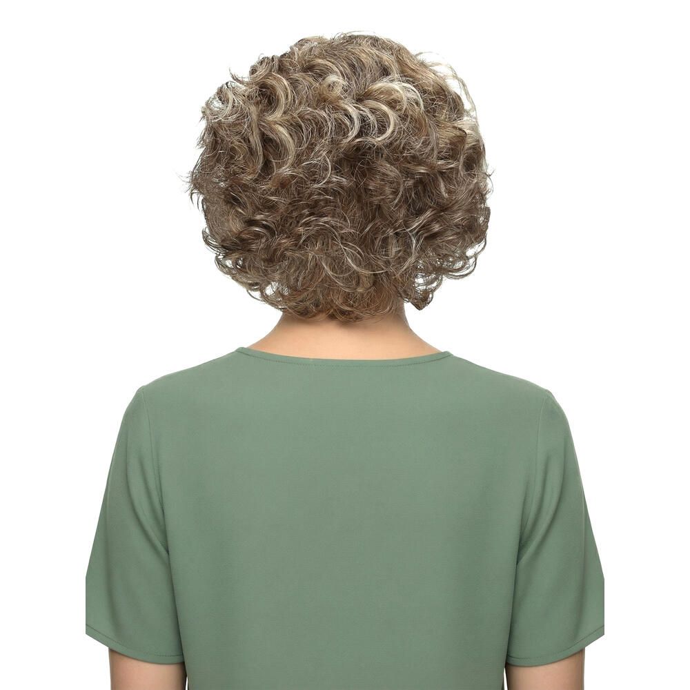 Rückansicht einer Perücke mit lockigem, blondiertem Haar. Die Frau trägt ein grünes Oberteil.