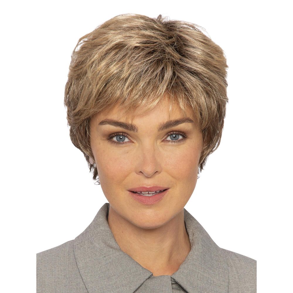 Kurzhaarperücke mit blonden Strähnen. Frau mit grauer Jacke. Frontansicht.