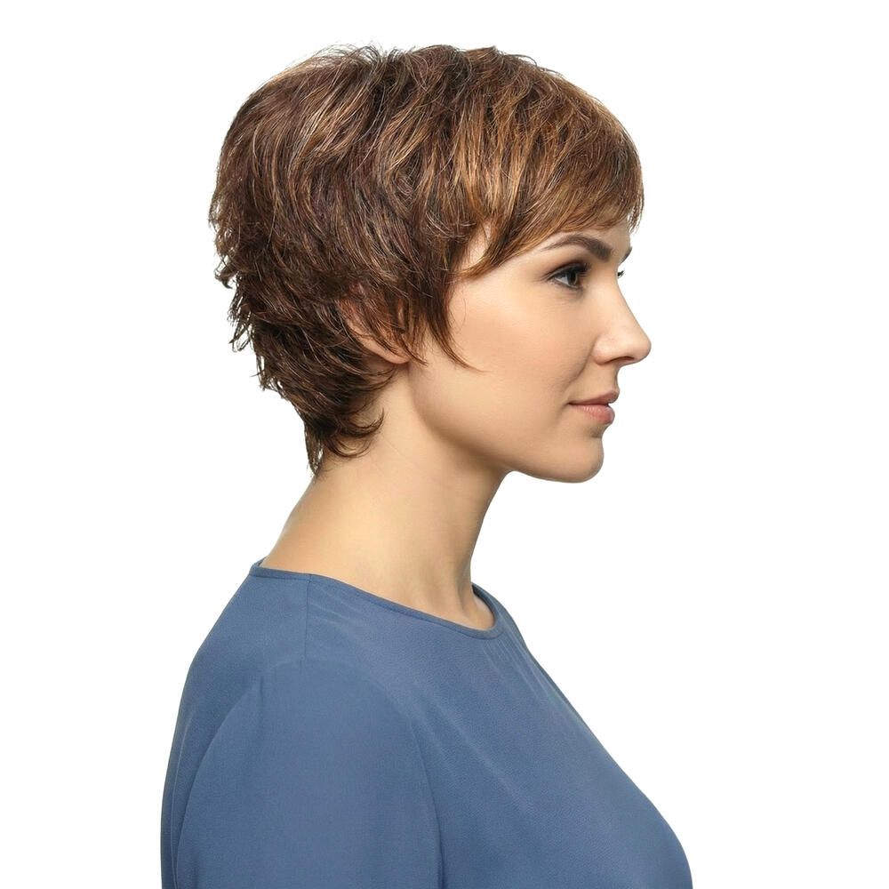 Kurzhaarperücke mit braunen und blonden Strähnen. Seitenansicht einer Frau mit blauem Oberteil.