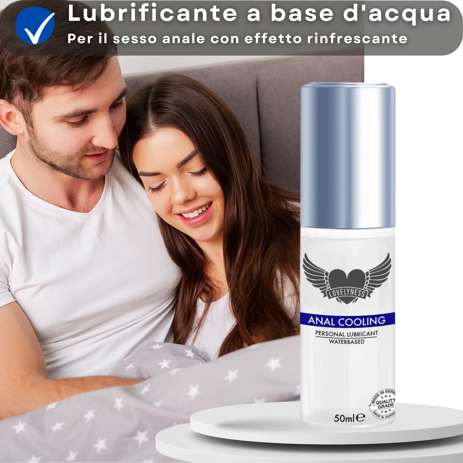 Gleitgel-Flasche. Text: Anal Cooling, Personal Lubricant, Waterbased. Paar im Bett.