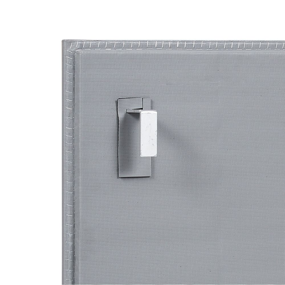 Nahaufnahme einer grauen Sprungwand mit einer Metallhalterung. Die Halterung ist silberfarben und an der Wand befestigt.