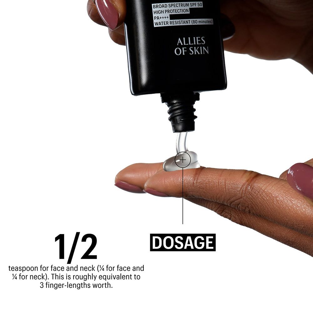 Produkt wird auf einen Finger aufgetragen. Text: 1/2 DOSAGE. Text: 1/2 Teelöffel für Gesicht und Hals.
