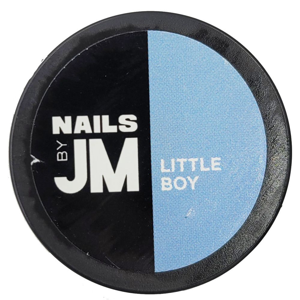 Runder Behälter, geteilt in Schwarz und Hellblau. Auf Schwarz steht weiß "NAILS BY JM". Auf Hellblau steht "LITTLE BOY".