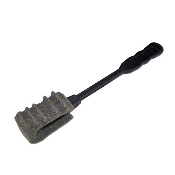 Ein Schwammapplikator mit schwarzem Griff.