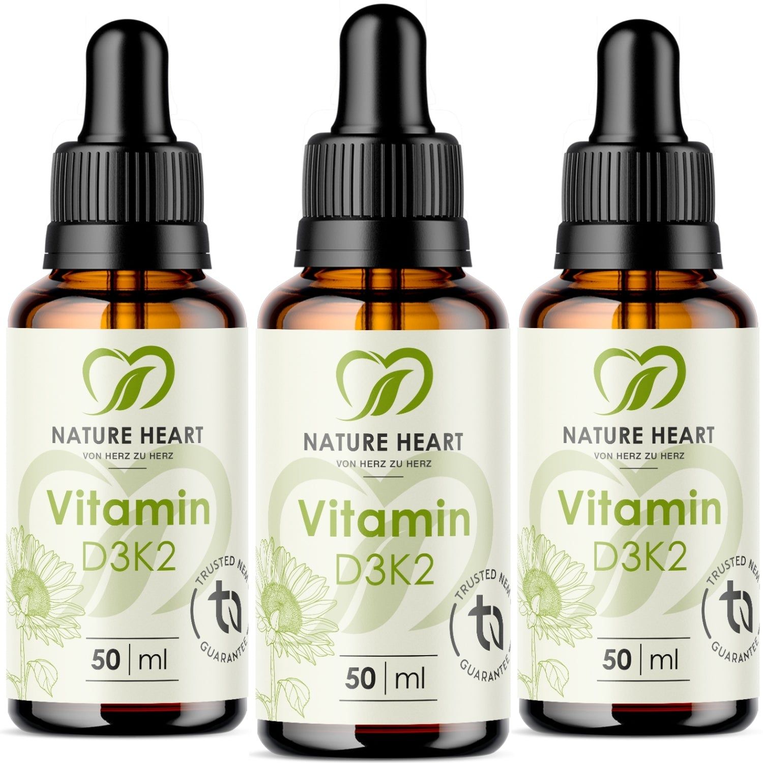 Drei braune Glasflaschen mit Pipettenverschluss, gefüllt mit Nature Heart Vitamin D3+K2 Tropfen, jeweils 50 ml.