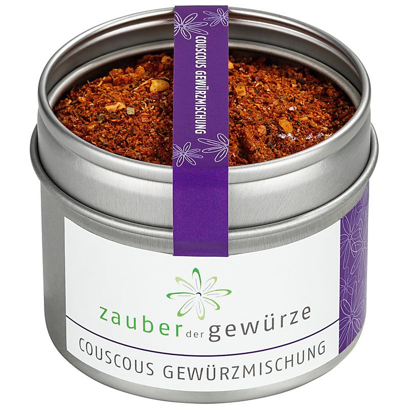 Runde Metall-Dose mit Couscous-Gewürzmischung. Lila Band mit Text. Weißes Etikett mit Logo und Produktname.