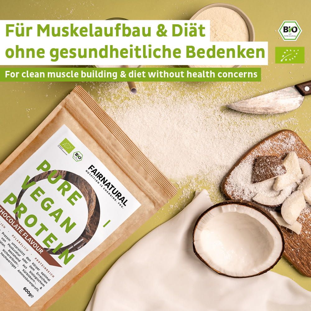 FAIRNATURAL Bio Vegan Protein Pulver, Schokoladengeschmack, mit Kokosnuss und einem Messer.