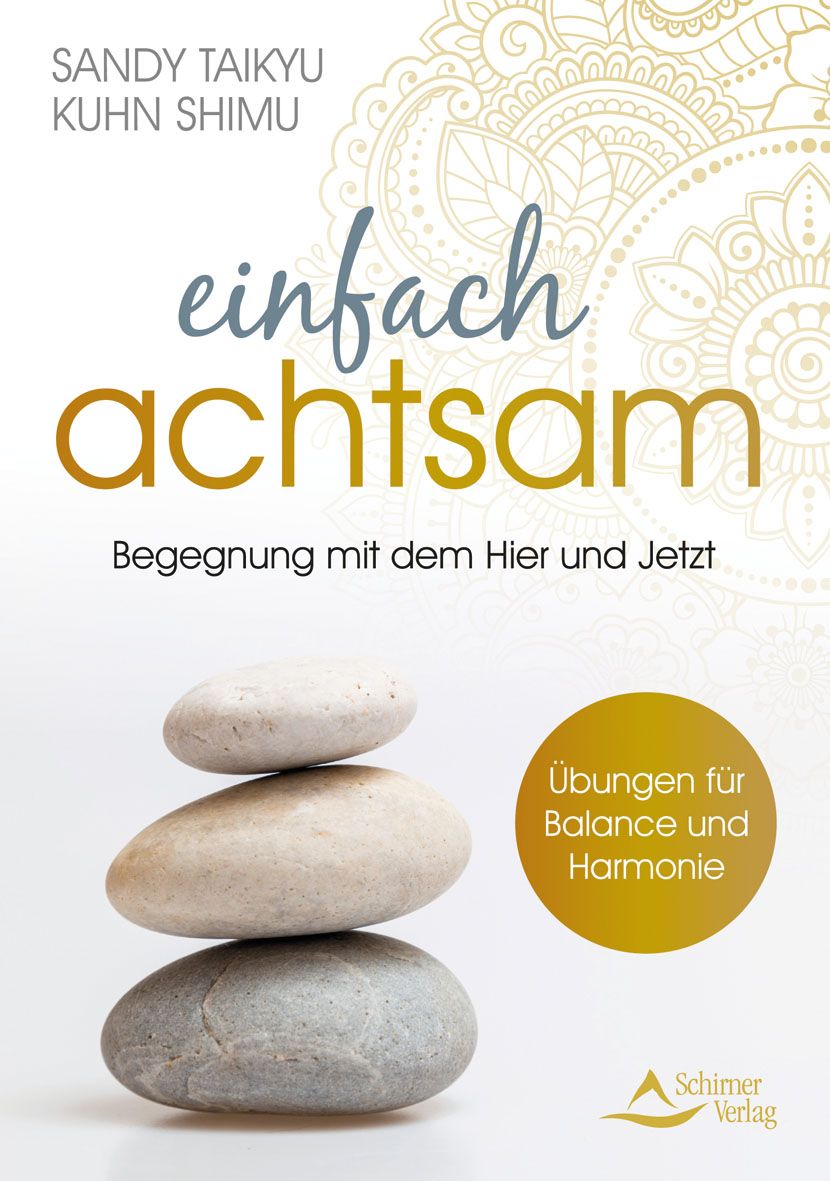 Buchcover mit Titel "einfach achtsam". Autor: Sandy Taikyu Kuhn Shimu. Steinturm, goldener Kreis mit Text. Verlag: Schirner Verlag.
